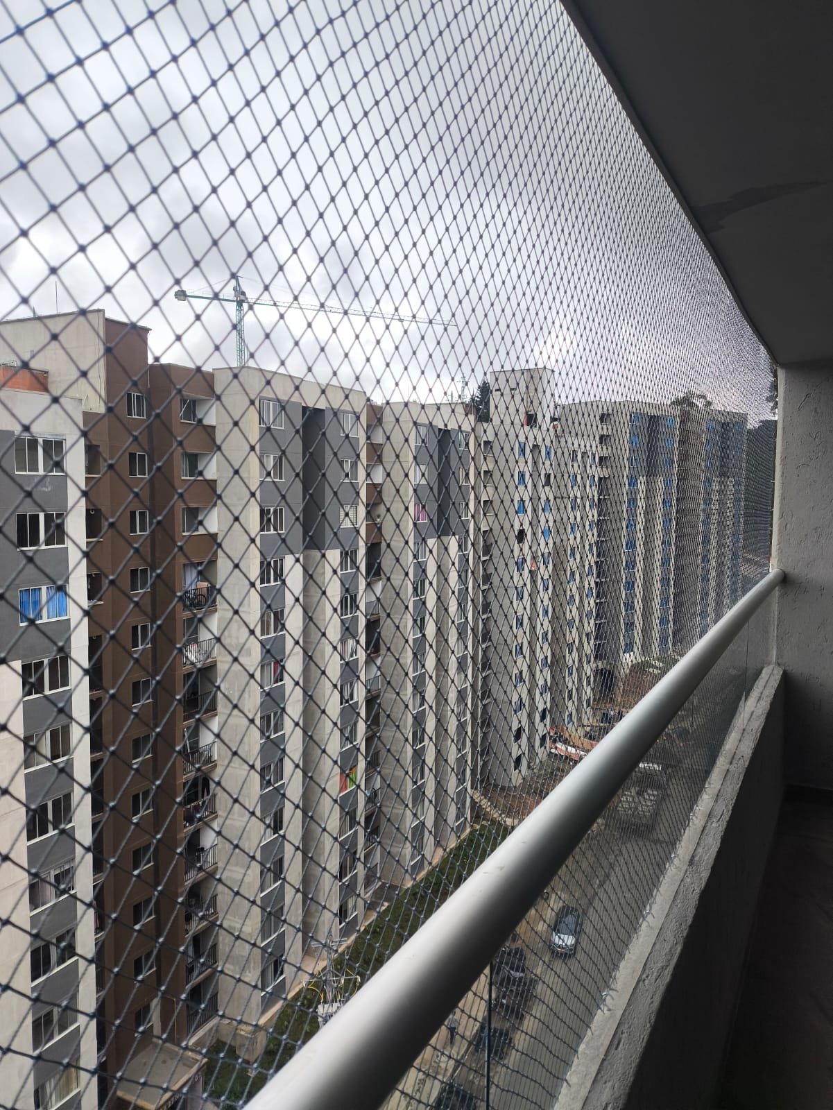 Malla antimordiscos de tejido compacto instalada en balcón de apartamento