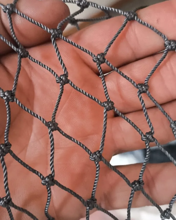Malla antimordiscos de tejido compacto vista de cerca sobre la mano