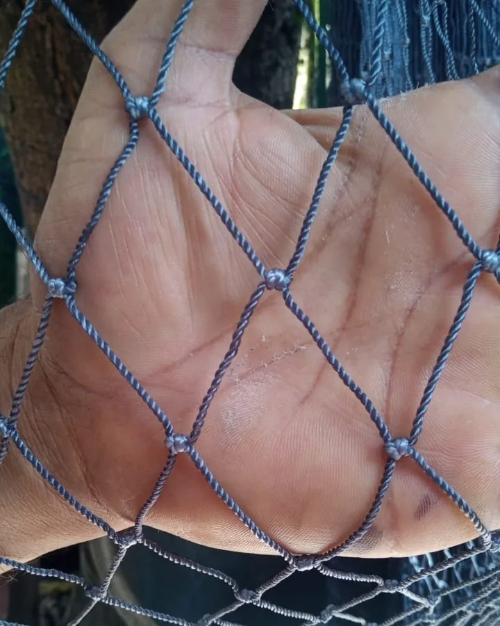 Malla multifilamento trenzada vista de cerca sobre la mano