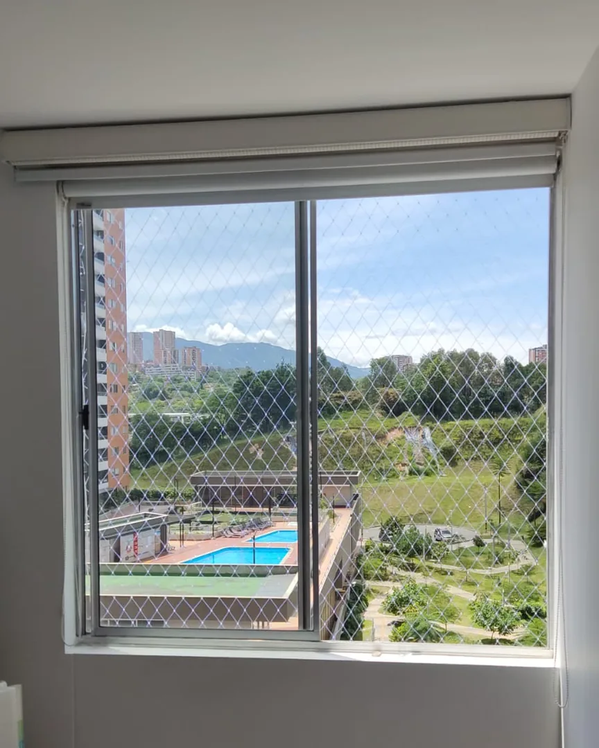 Malla de seguridad instalada en ventana de apartamento